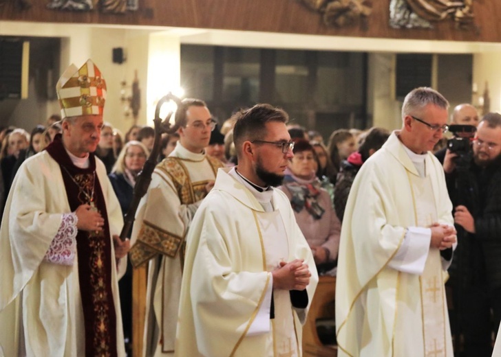 Modlitwie młodzieży przewodniczył bp Roman Pindel.