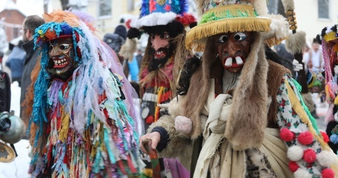 Grupy kolędnicze w tradycyjnych maskach obrzędowych...