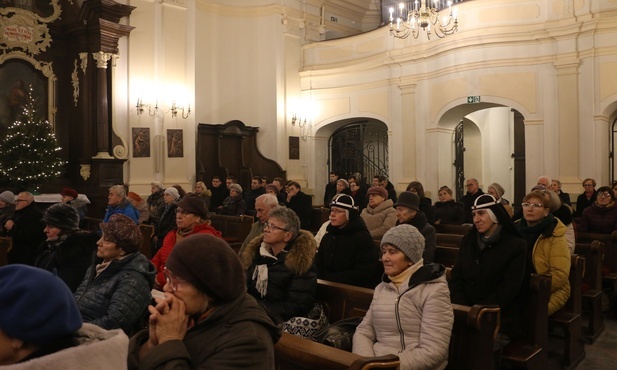 Uczestnicy Mszy św. w kościele św. Jana Chrzciciela.