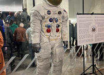 Chorzów. Replika skafandra Neila Armstronga w Planetarium Śląskim