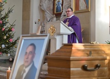 Obecnym na pogrzebie taty dziękował pod koniec Mszy św. ks. Józef Błauciak.