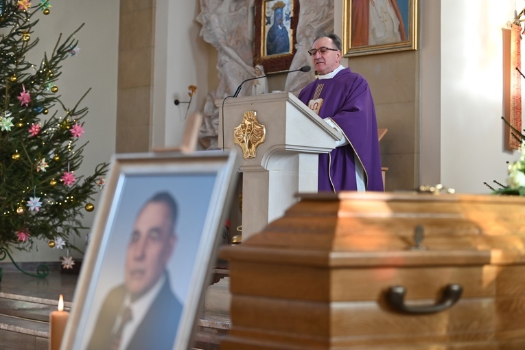Obecnym na pogrzebie taty dziękował pod koniec Mszy św. ks. Józef Błauciak.