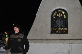 Rocznicowe uroczystości przed obeliskiem na cmentarzu parafialnym w Stalowej Woli-Rozwadowie.