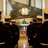 Eucharystii w kościele garnizonowym przewodniczył ks. kmdr Zbigniew Rećko.