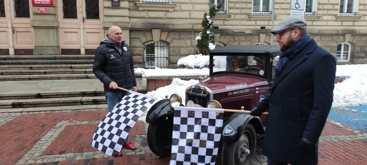 Bielsko-Biała. Przez miasto przejechał charytatywny rajd z Lwowa do Monte Carlo automobilem z 1932 roku