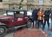 Bielsko-Biała. Przez miasto przejechał charytatywny rajd z Lwowa do Monte Carlo automobilem z 1932 roku