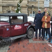 Bielsko-Biała. Przez miasto przejechał charytatywny rajd z Lwowa do Monte Carlo automobilem z 1932 roku