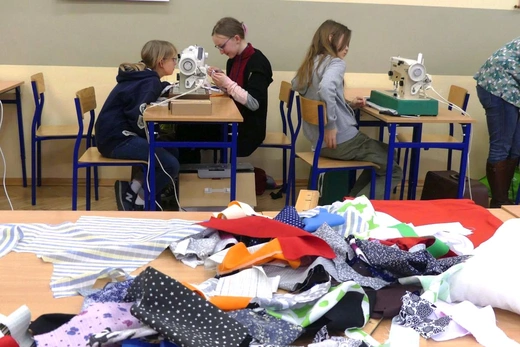 Feryjne warsztaty krawieckie dla dziewczynek z "Miastem na Górze"