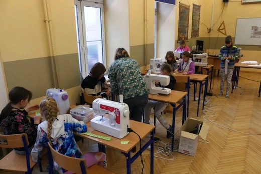Feryjne warsztaty krawieckie dla dziewczynek z "Miastem na Górze"