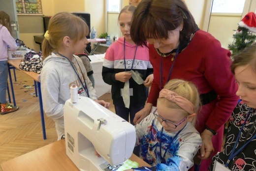 Feryjne warsztaty krawieckie dla dziewczynek z "Miastem na Górze"