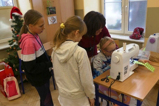 Feryjne warsztaty krawieckie dla dziewczynek z "Miastem na Górze"