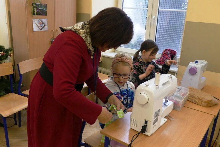 Feryjne warsztaty krawieckie dla dziewczynek z "Miastem na Górze"