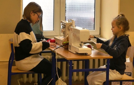 Feryjne warsztaty krawieckie dla dziewczynek z "Miastem na Górze"