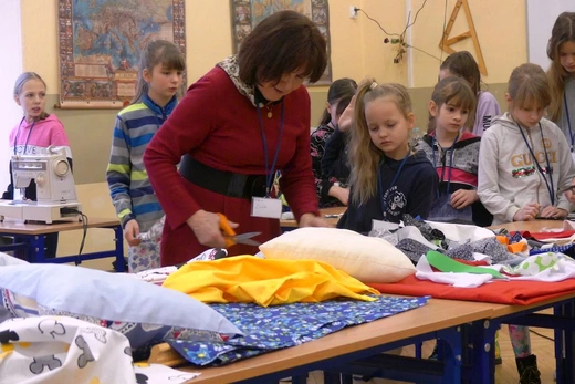 Feryjne warsztaty krawieckie dla dziewczynek z "Miastem na Górze"