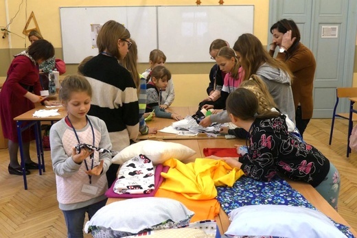 Feryjne warsztaty krawieckie dla dziewczynek z "Miastem na Górze"