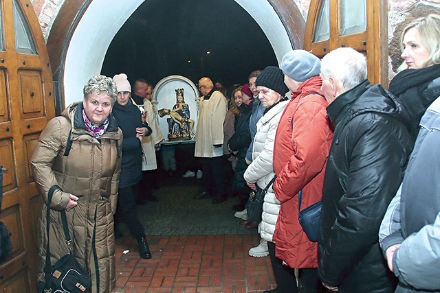 	Parafianie powitali ikonę i wprowadzili ją  do mieleńskiej świątyni.