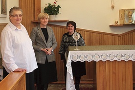 ▲	Siostry niepokalanki (od lewej): Barbara, Ewa i Zyta z relikwiami założyciela w kaplicy zakładu opiekuńczo- -leczniczego.