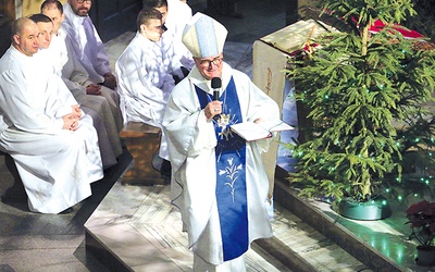 ▲	Biskup Stułkowski zachęcał rodziców, aby często błogosławili swoje dzieci.