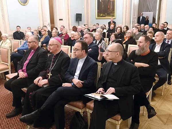 W pierwszym rzędzie od lewej: bp Jan Cieślar, abp Stanisław Budzik, ks. Marek Szymański, ks. Sławomir Pawłowski.