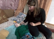 	„Zacerowany” kawałek Ukrainy. Mały Nikita (na zdjęciu z Grażyną) jeszcze nie wie, że za chwilę po raz pierwszy w życiu będzie siedział.