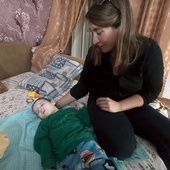 	„Zacerowany” kawałek Ukrainy. Mały Nikita (na zdjęciu z Grażyną) jeszcze nie wie, że za chwilę po raz pierwszy w życiu będzie siedział.