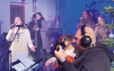 ▲	Gwiazdą finałowego koncertu był zespół Fausystem Piotra Mireckiego.