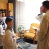 ▲	W tym roku księża odwiedzają wiernych w tradycyjnej formie.