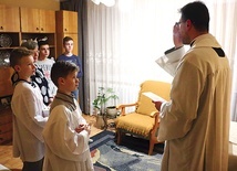 ▲	W tym roku księża odwiedzają wiernych w tradycyjnej formie.