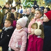 W klimat powstańczej uroczystości wprowadziły dzieci ze szkoły im. Jana Wnęka.