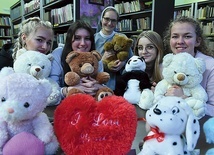 Dziewczęta chcą pomóc dzieciom – ofiarom wypadków drogowych.