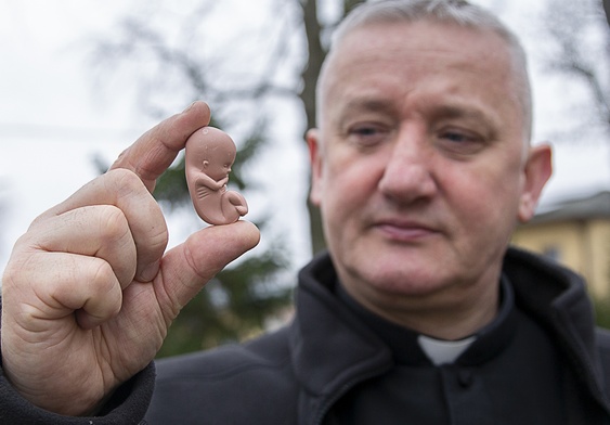 Ks. Kancelarczyk: Fundacja Małych Stópek to nie epizodyczna akcja 