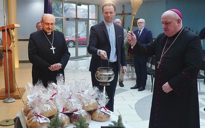 ▲	Biskupi pobłogosławili chlebki jedności.