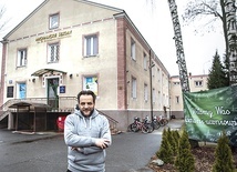 – Pan Bóg jest właścicielem wszystkich pieniędzy świata – powtarza ks. Grzegorz Sprysak, więc nie martwi się o przyszłość szkół. W tle stuletnia siedziba.
