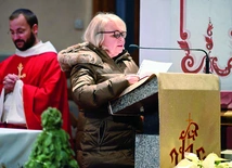 ▲	Członkowie przygotowali liturgię słowa i modlitwę wiernych. Na zdjęciu Luiza Nowaczyńska.