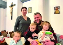 ▲	Marta i Andrzej Zarzyccy wraz z synem Antkiem i dwójką rodzeństwa, które znalazło u nich bezpieczne schronienie. 