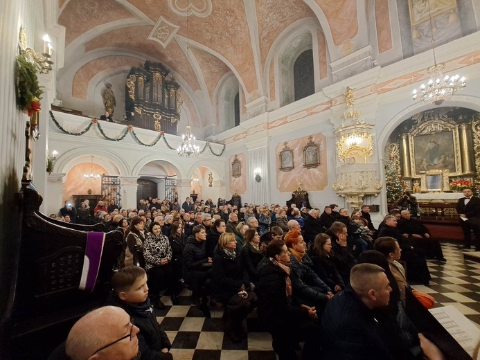 Kolędowanie z mieleckimi chórami uczniów i nauczycieli