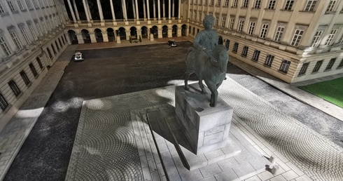 Pierścionek z diamentem, monety, medaliki w... latrynach i studniach Pałacu Saskiego