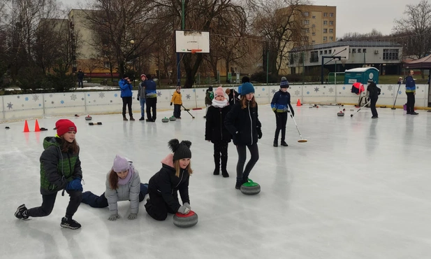 Chorzów. Dzieci spróbowały gry w curling