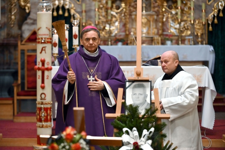 Bp Adam w czasie obrzędu ostatniego pożegnania.