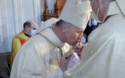 Ucałowanie krzyża po uroczystym wejściu do katedry.