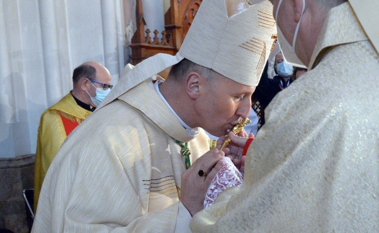 Ucałowanie krzyża po uroczystym wejściu do katedry.