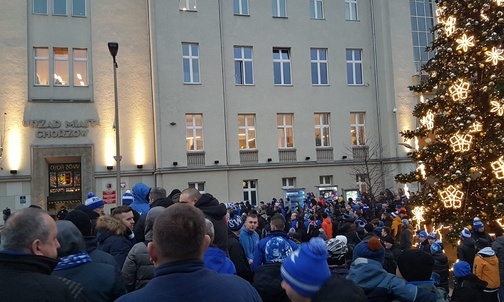 Chorzów. Kilkuset sympatyków Ruchu protestowało przed ratuszem