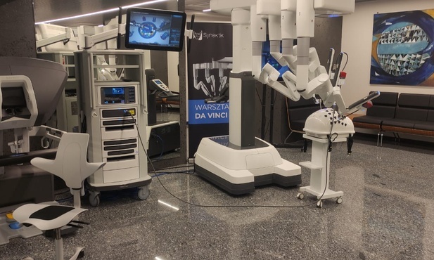 Katowice. W Śląskiej Izbie Lekarskiej stanął nowoczesny robot chirurgiczny