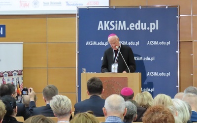 Biskup senior w czasie wykładu na AKSiM w Toruniu.