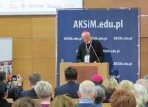 Biskup senior w czasie wykładu na AKSiM w Toruniu.