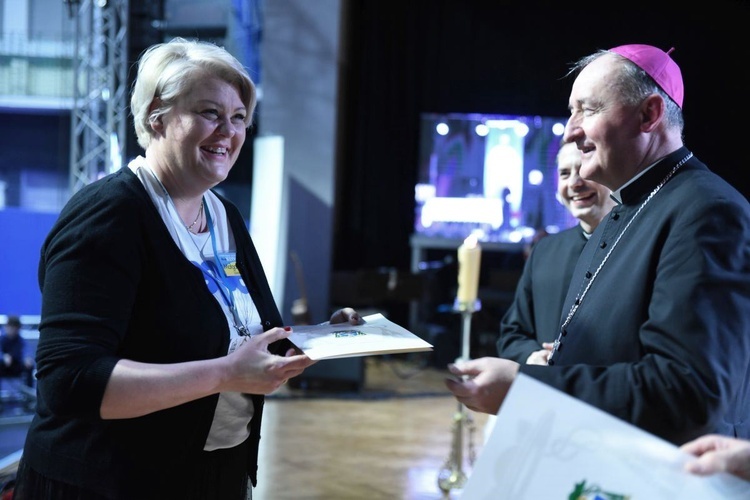 Wręczenie certyfikatów ukończenia studium.