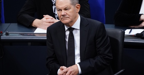 Scholz przestrzegł przed "licytowaniem się" na broń dla Ukrainy