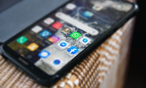 Hiszpańskie szkoły ograniczają używanie telefonów komórkowych - spada liczba konfliktów i kar