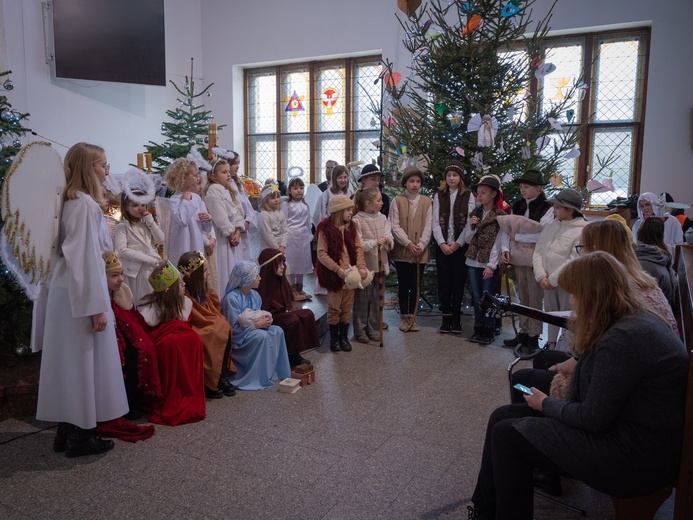 W Świdnicy u Boboli zagrał w jasełkach ksiądz, organistka i rodzice