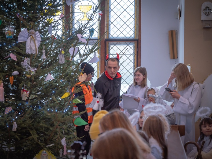 W Świdnicy u Boboli zagrał w jasełkach ksiądz, organistka i rodzice